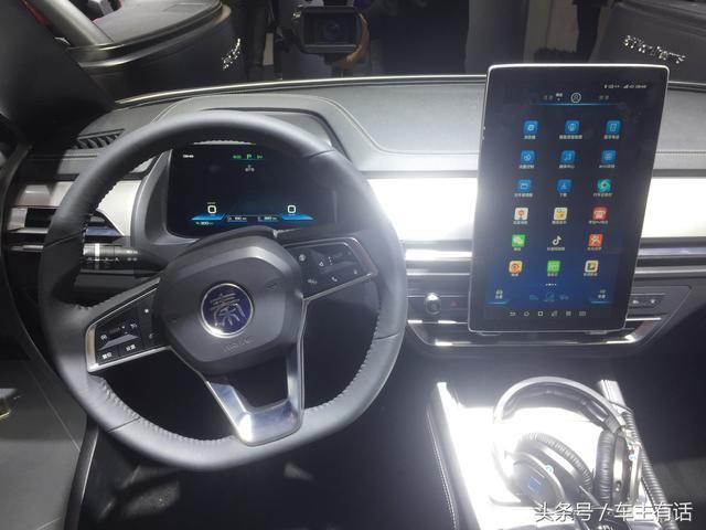 2018北京车展,比亚迪中控屏幕玩出新花样,斗地