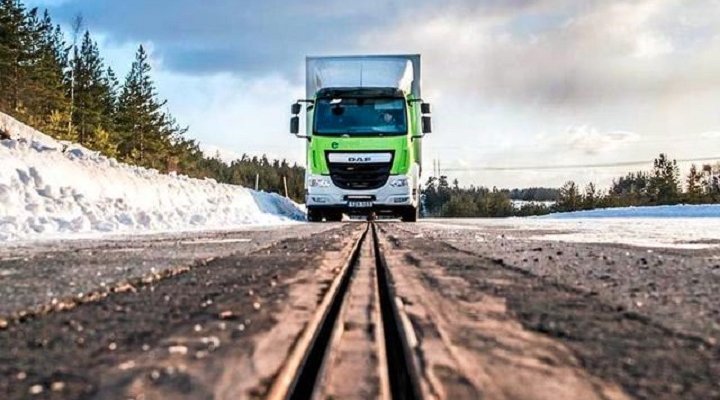 瑞典开通了全球第一条“充电公路”，每辆电动车都需要先安装一个伸缩式的移动...