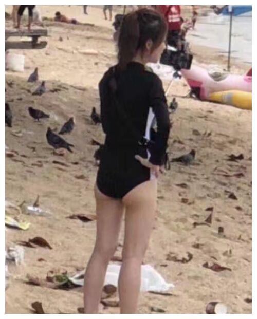 网友泰国偶遇冯提莫，拍了一张全身照，一看完全毁了形象