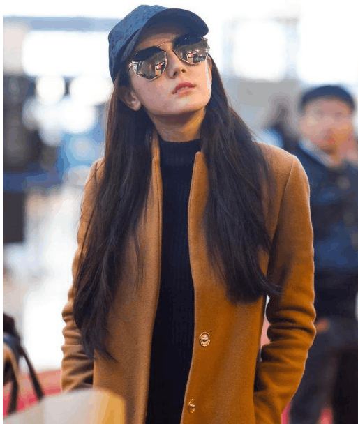 迪丽热巴佟丽娅座驾低调, 还不会开车?