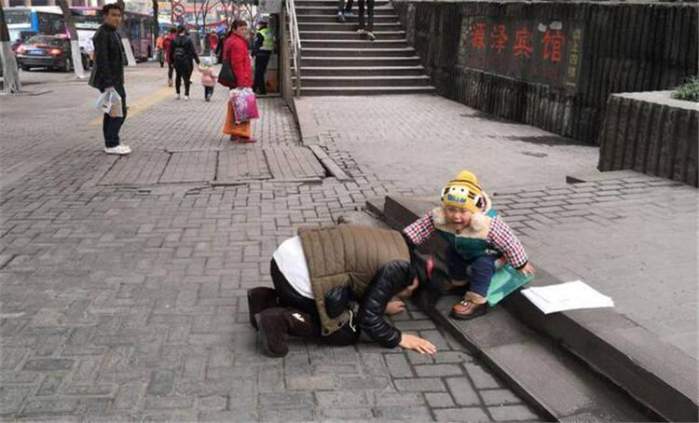 没钱给2岁儿子治病,妈妈在路边给儿子下跪磕头:妈妈对不起你