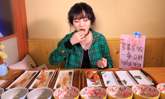 大胃王mini一顿吃8菜8饭,还会太少了,根本不够塞牙缝的!