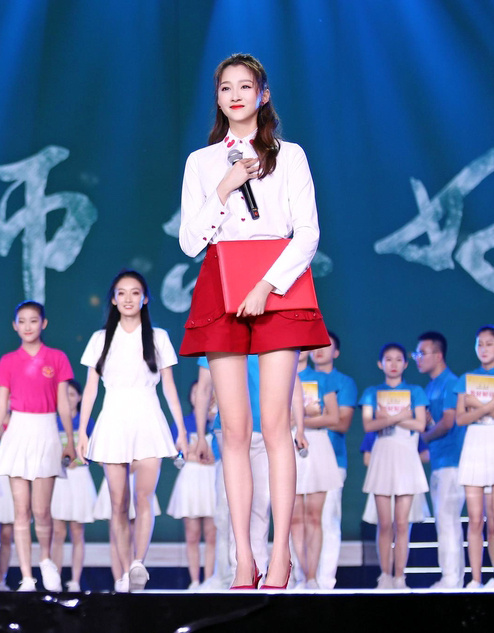 关晓彤首次担任央视五四晚会主持人，并献上诗朗诵《写给老师的信》