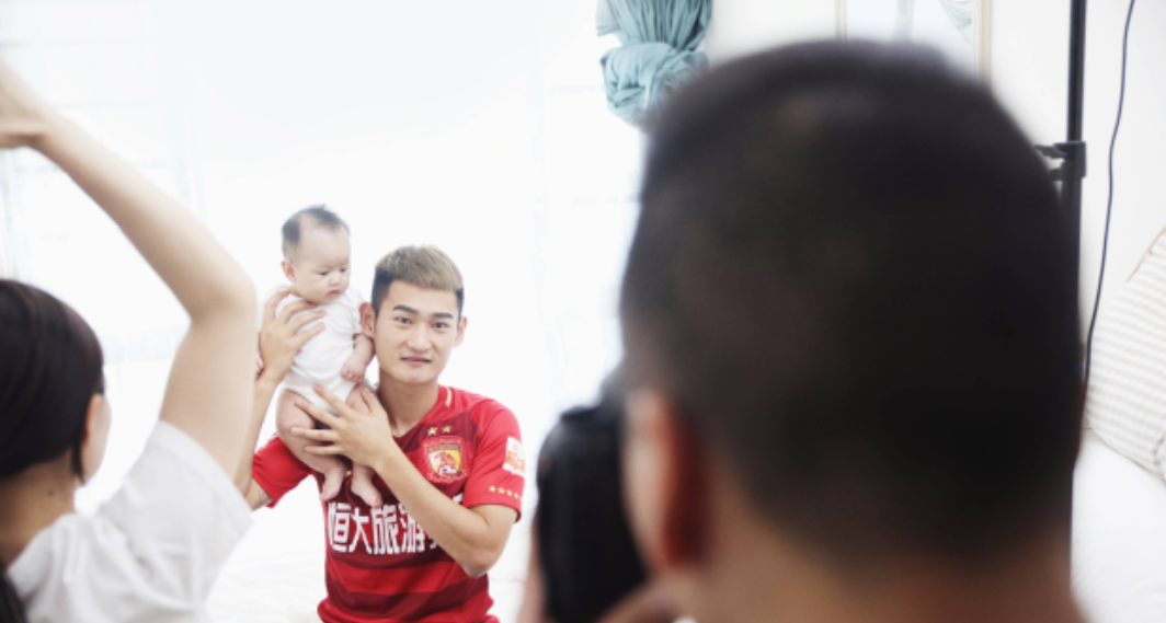 广州恒大球员廖力生给女儿拍摄百日照,非常幸