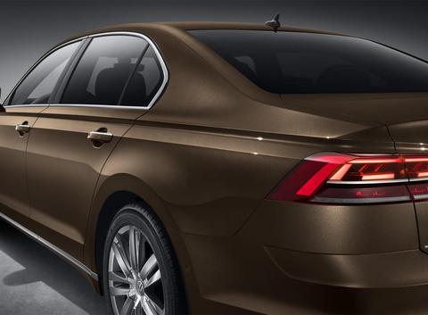 据说这是低配奥迪A8, 豪华感强性价比高，低配降到28万