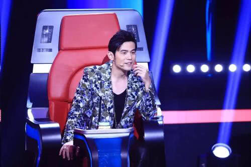 《中国新歌声3》采用新玩法,推出了转椅魔镜