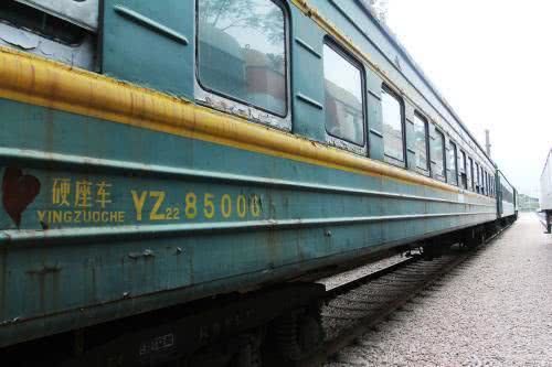 在火车上厕所,排泄物真的直接排到轨道上?说出来你应该不知道