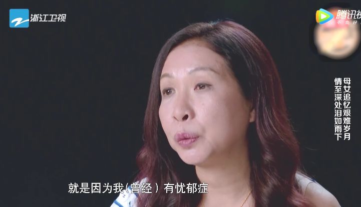 谢依霖挺孕肚为母亲下厨，小时候照片曝光，追忆艰难岁月泪雨如下