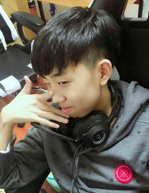 斗鱼吃鸡一姐力挺小叮当:关系很好,不一起直播