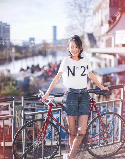 现在的佟丽娅真敢穿! 牛仔短裤穿在腰上, 形状