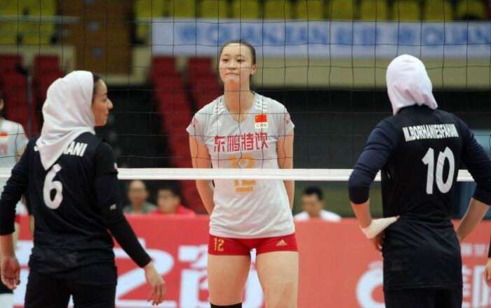 为何女排运动员比赛时要穿紧身裤?第三点让