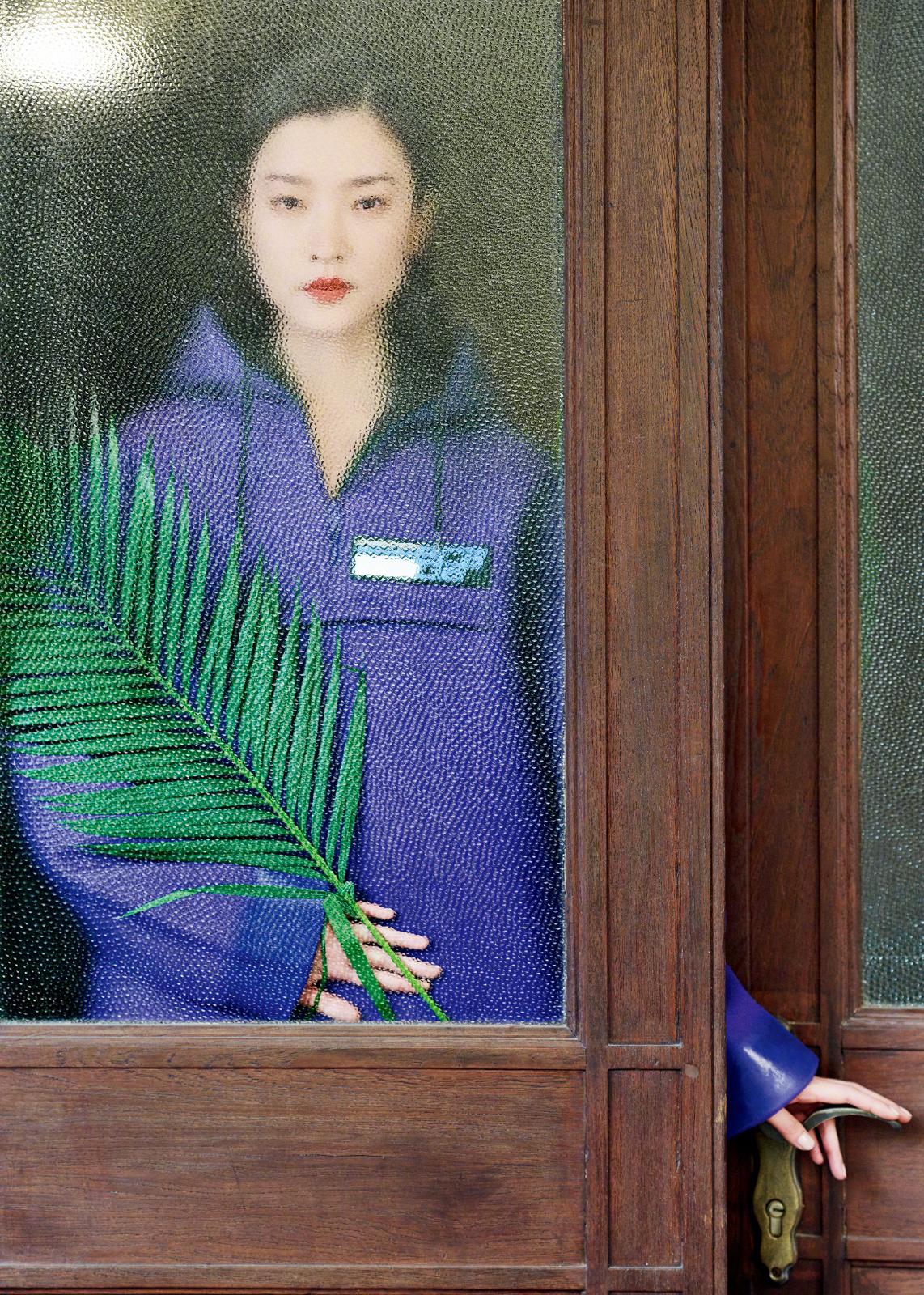 身着Prada2018早秋系列女装登上《安邸AD》