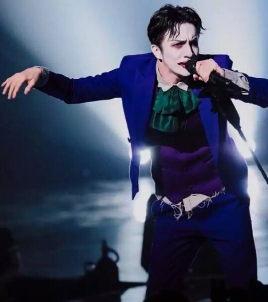 薛之谦画小丑妆依旧帅到哭,出道以来他凭借四