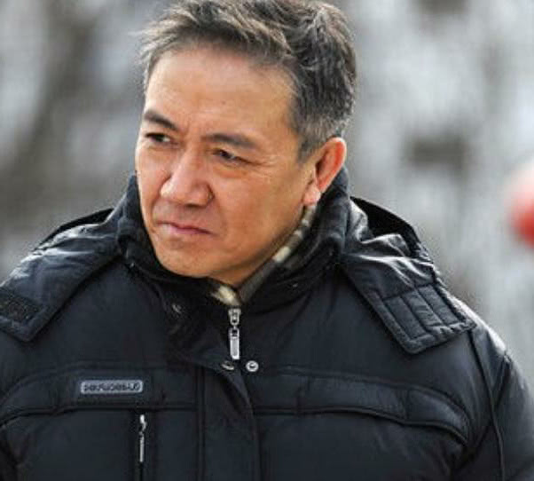 60岁李幼斌,两任妻子差距简直"天差地别",难怪他会