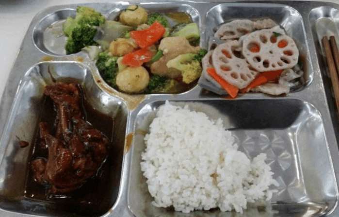 怀念大学食堂那些饭菜,8元钱就能吃到撑,想回去再吃一次!