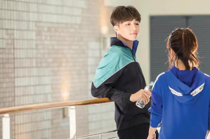 陈立农谭松韵把广告拍成了偶像剧,长了娃娃脸