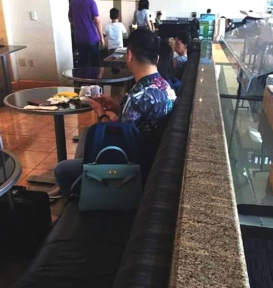 机场偶遇刘强东章泽天,夫妻超亲密,网友:父女既视感!