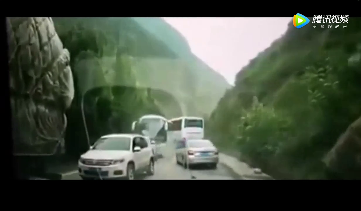 背包女生打出租车，三轮车大爷从她身旁走过，拍下望眼欲穿的6秒