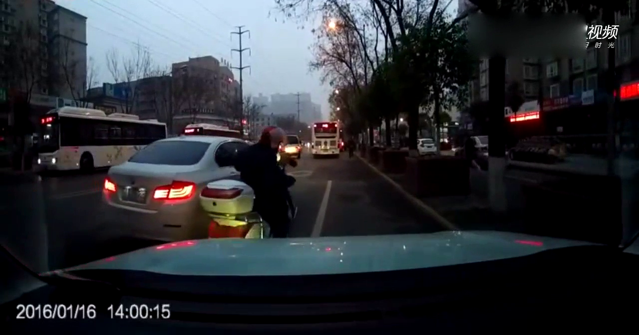 电动车撞车后就开溜，这是有多嚣张啊！