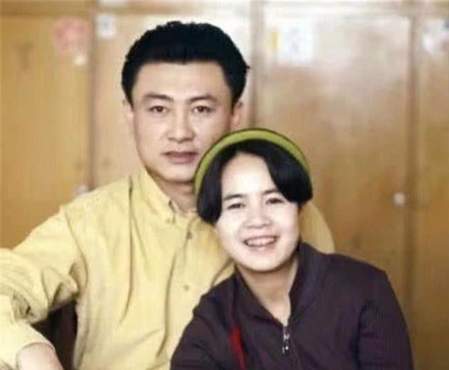 前央视主持王宁近照苍老不少，接受采访曝金龟子的家庭地位