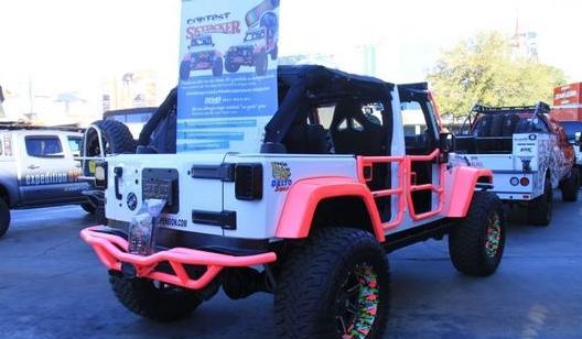 粉红色的改装版牧马人，开在大街上回头率要比奔驰大G要高!