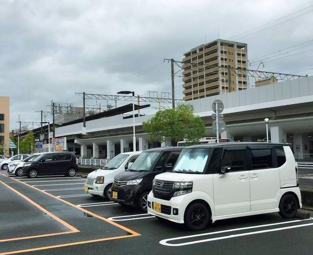 本以为日本街道都是豪车 可没想到竟然都是这种小车