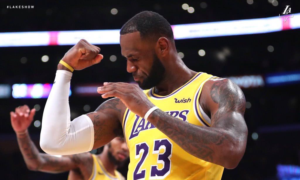 九图定格詹皇湖人生涯首次扣篮 罚球线一步起