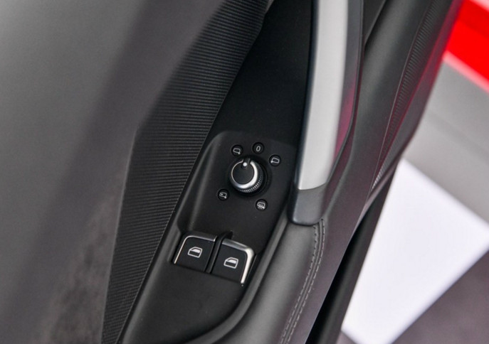 骚气张扬是全新TT的代名词,性能二字实在的写