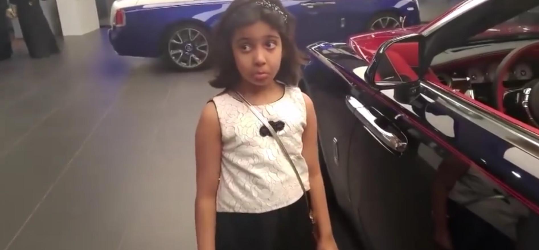 小女孩参加劳斯莱斯车展, 拉不开幻影车门: 生气要把车标拔了