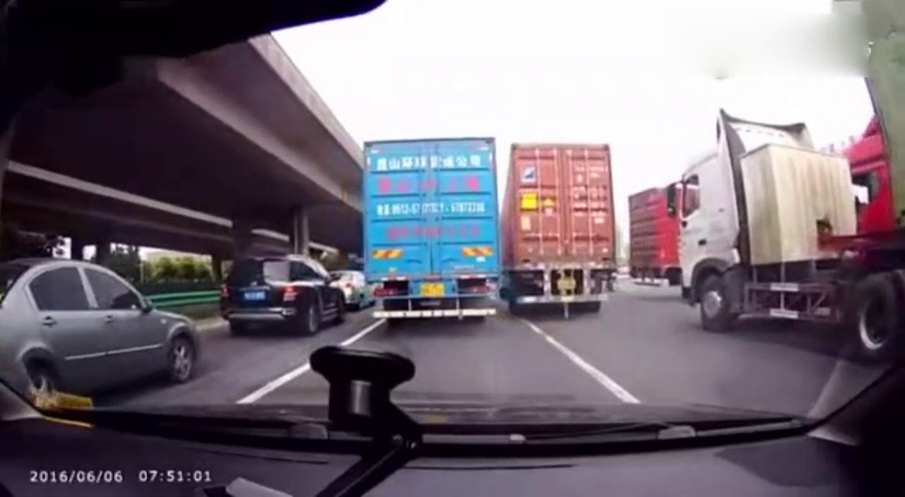 司机狂按喇叭在大货车车轮下救人一命，电动车腿都吓软了