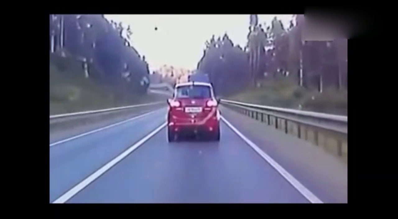 死神来袭，SUV正常行驶也被撞，惨烈！