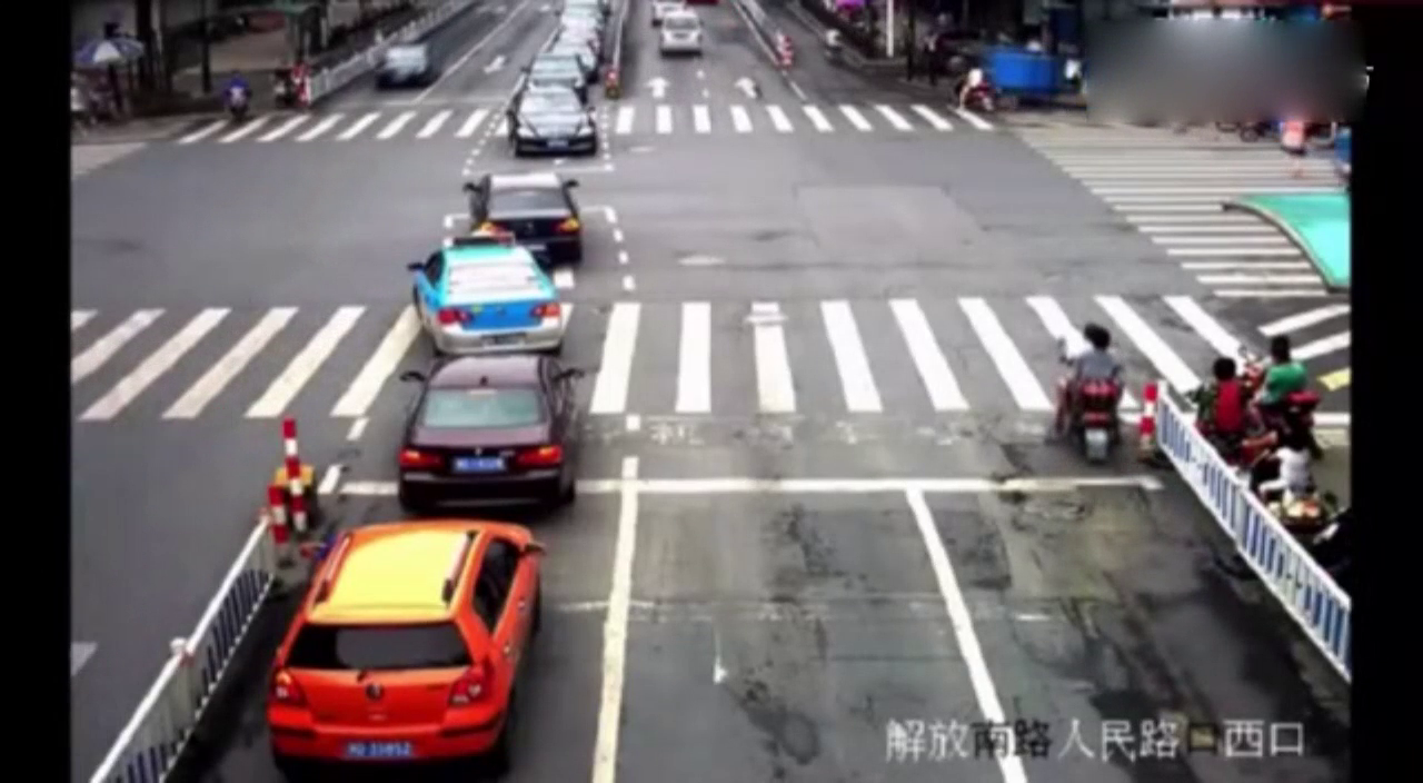 载人电动车疯狂闯红灯，惨被黑色轿车撞飞