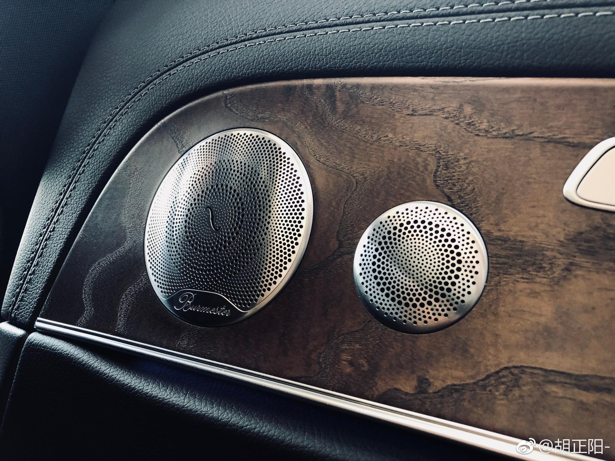 坐同事的E300L去郊区，柏林之声+电调后座+遮阳帘，这位置有点嗨皮