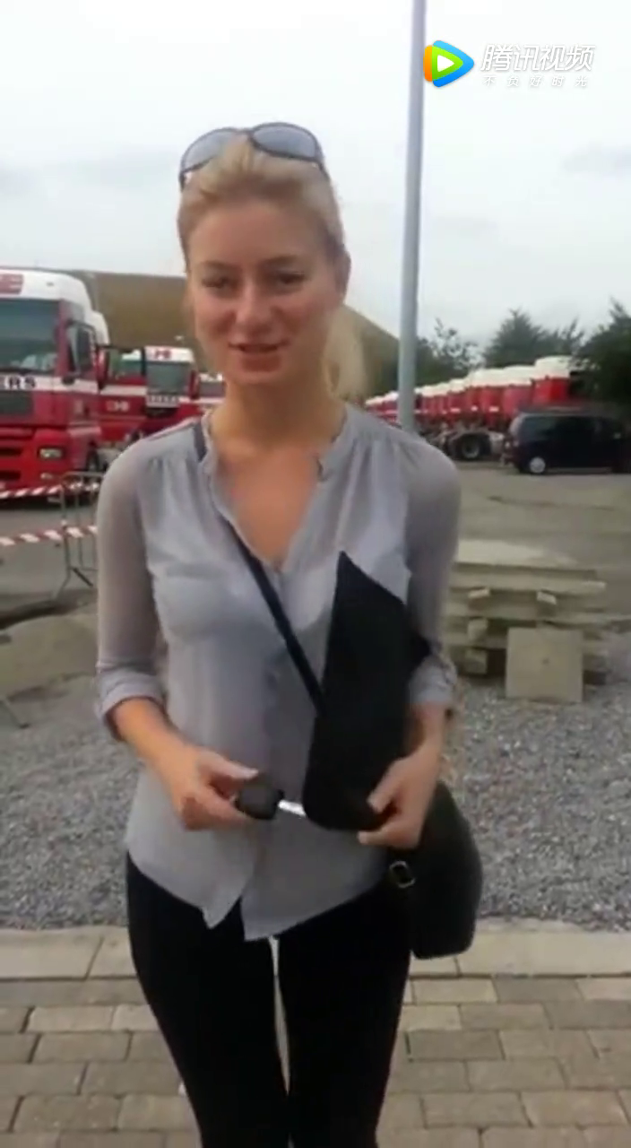 看看美女新买的卡车，这大卡车一般男人也驾驭不了，确实厉害