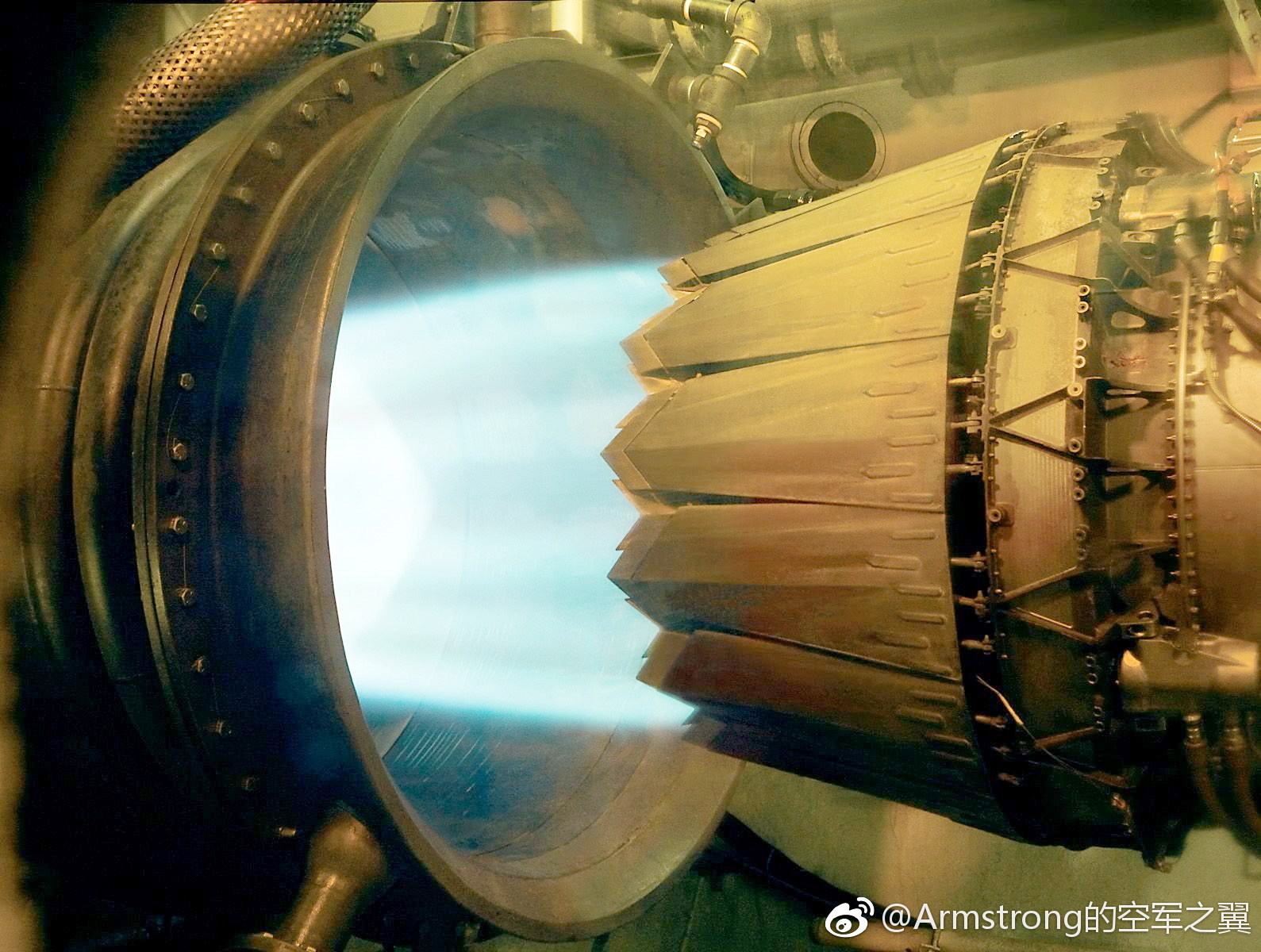 不同裸奔状态下的F135发动机尾喷管，最后一张是GE\/RR的F136发动机