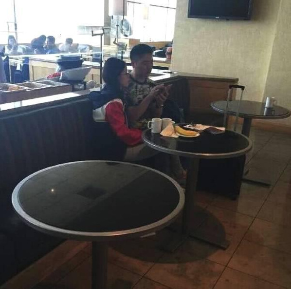 机场偶遇刘强东章泽天,夫妻超亲密,网友:父女既视感!