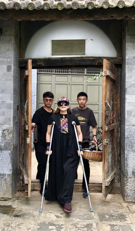杨丽萍拄拐杖回乡，小彩旗素颜出镜模样清纯，表情有些严肃
