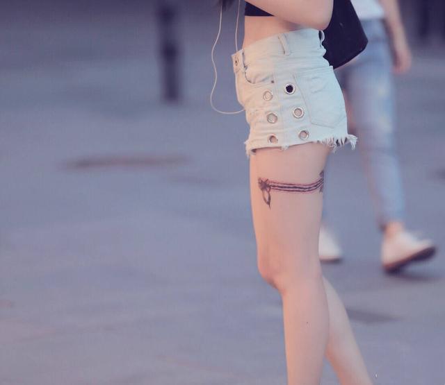 街拍:扎双马尾热裤长腿美女姐姐!好漂亮哦!