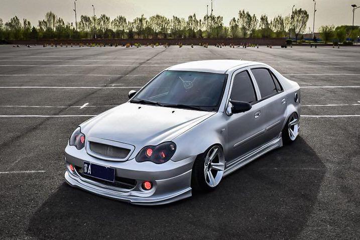 国产车也有高颜值，吉利自由舰改装后展示低姿态魅力！