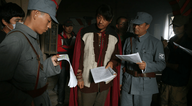 《雪狼谷》片场照, 李印戴着墨镜很酷, 连奕名带着演员一起走戏