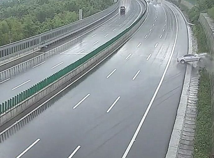 男子开43万宝马5系高速行车,还在雨天,结果监控拍下最后一幕!