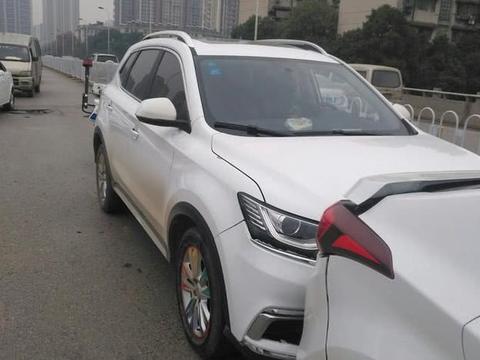 荣威RX5追尾现代朗动，荣威小损朗动大伤，韩系车主很是崩溃