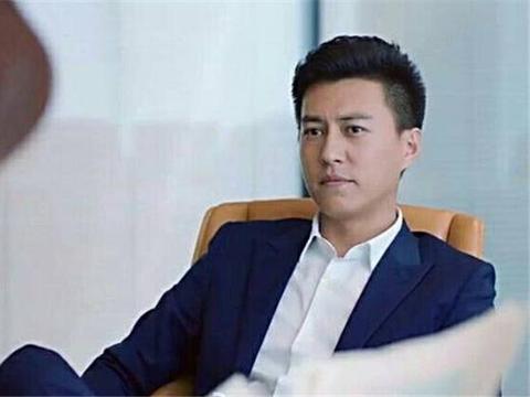 曾一手捧红靳东，还让王凯当众跪谢，今开宝马X5爱在剧中跑龙套