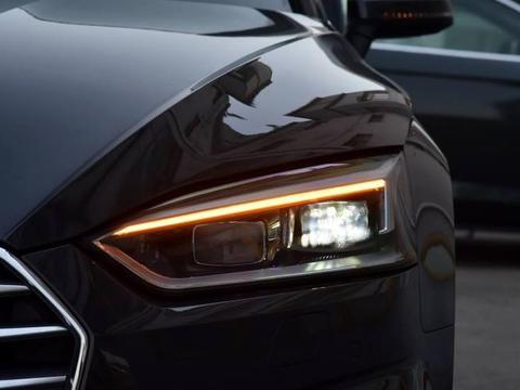 奔驰C级最大对手, 5.5秒破百, 双开门跑车设计, 比奥迪A6L还拉风