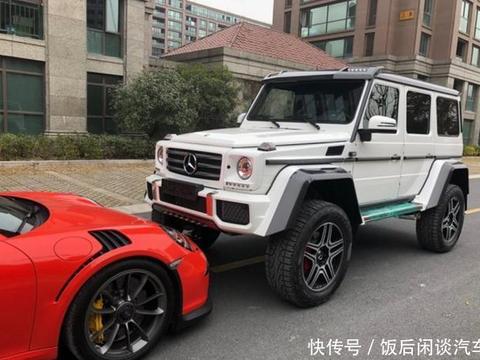 富家小伙开保时捷911GT3RS提奔驰G500，朋友：两车总