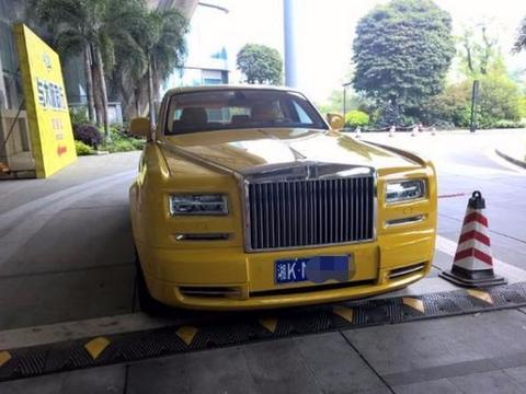 高档酒店的贵宾接待车, 居然采用这个颜色, 路上常被认为是出租车