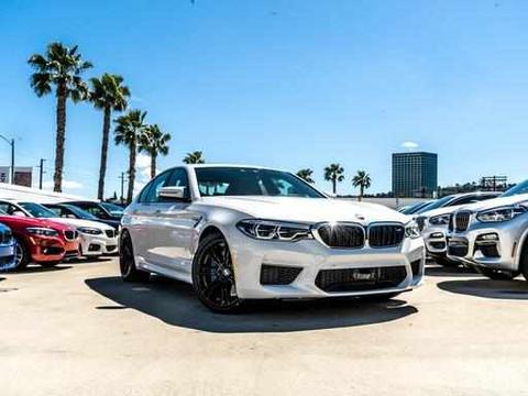 在蓝天白云下欣赏蓝天白天，真是享受，鉴赏宝马M5