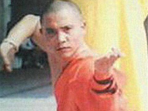 名气不输李连杰，到香港拍戏年赚50万开宝马X5，今却成了农民工