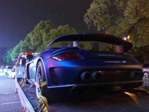 碰到一台狠车了，保时捷卡雷拉GT改装版，国内仅3台！！