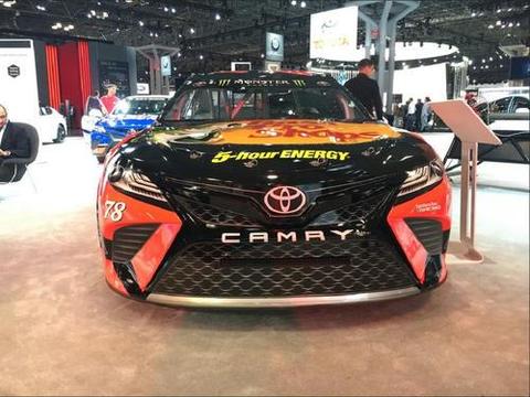 725匹马力的V8凯美瑞，配4挡手动变速箱，奥迪R8都没法跟它玩